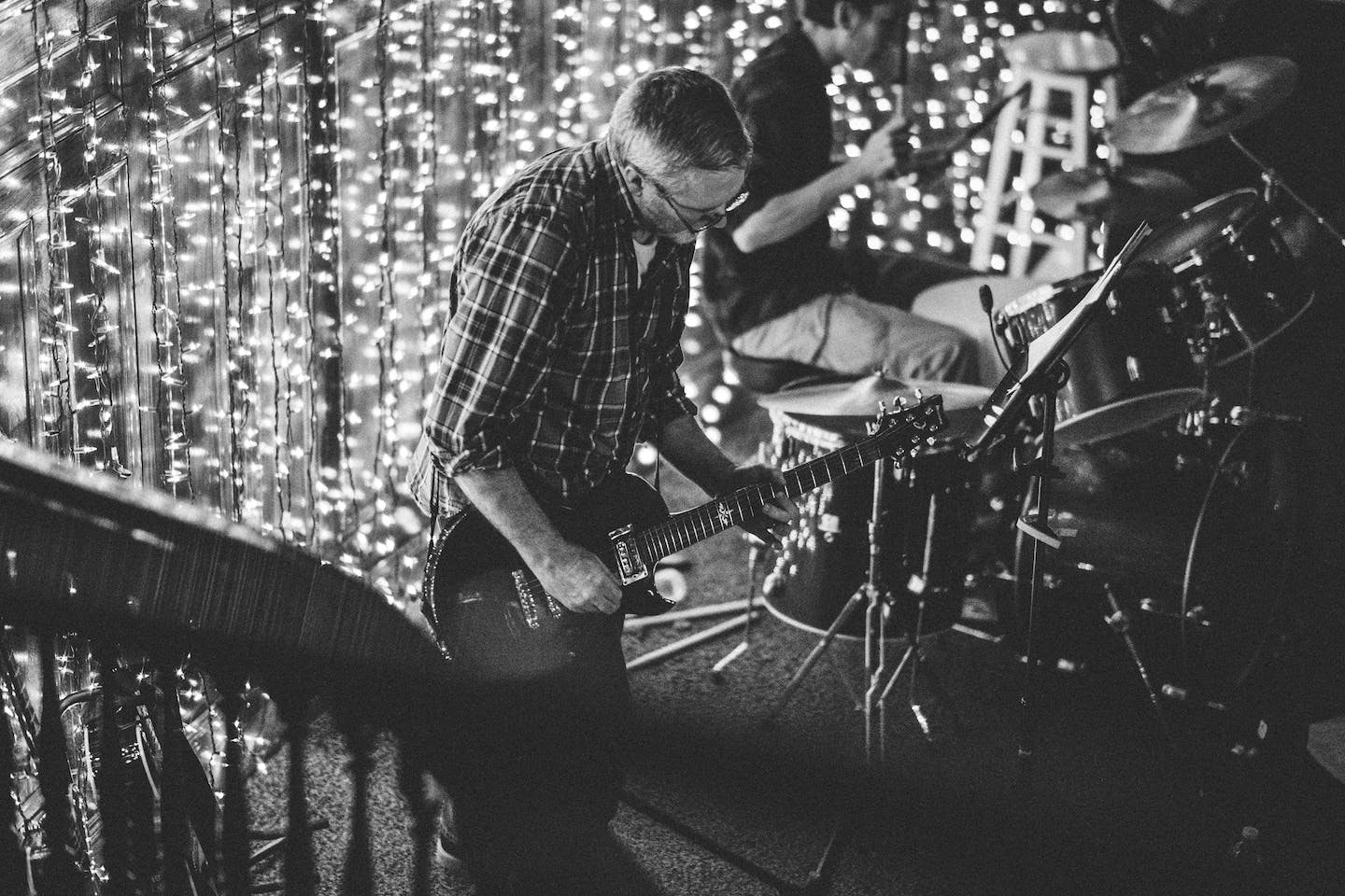 Músico trabajando en su banda sonora