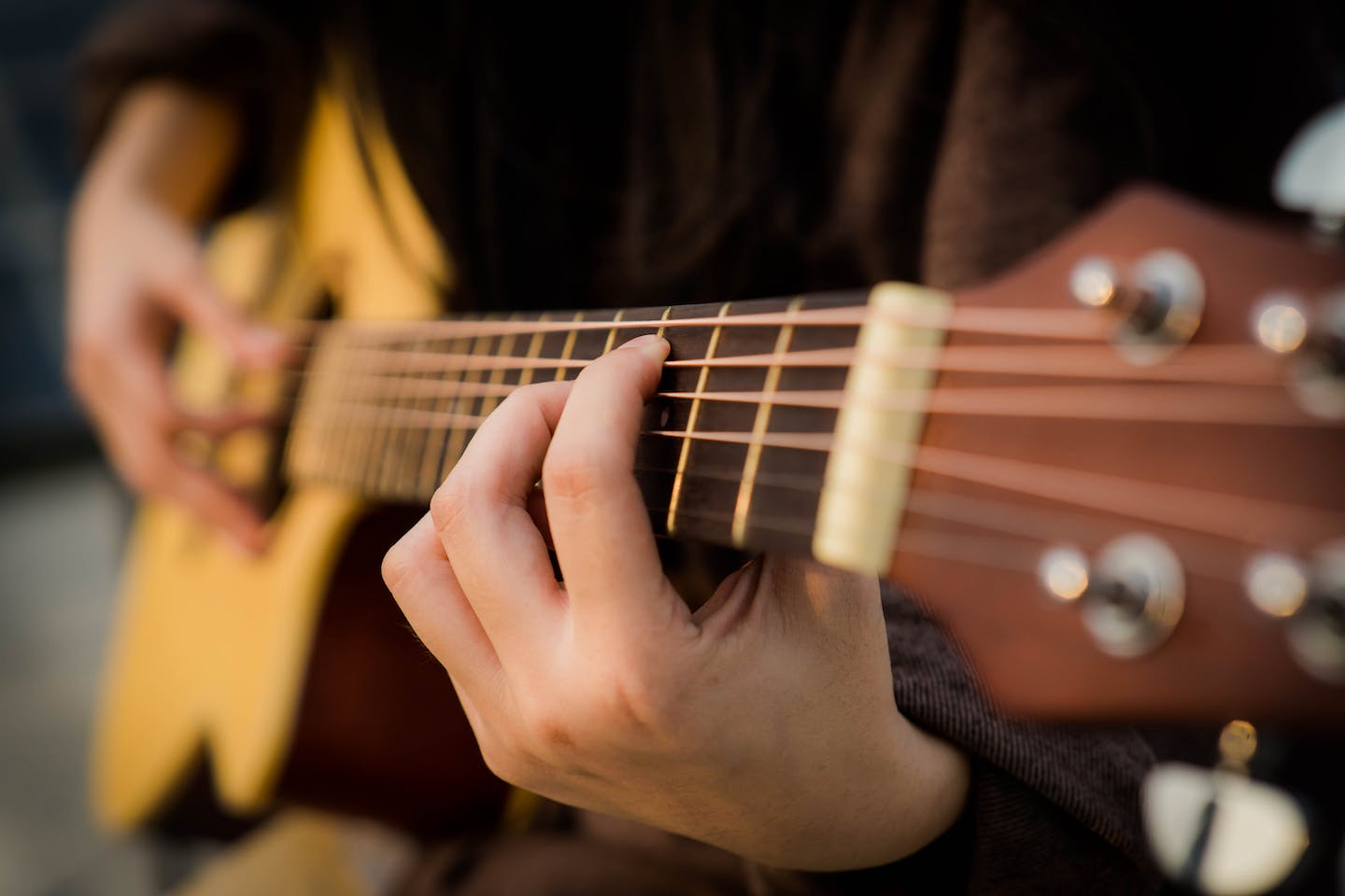 Producción musical en un estudio profesional con equipo de mezcla y grabación